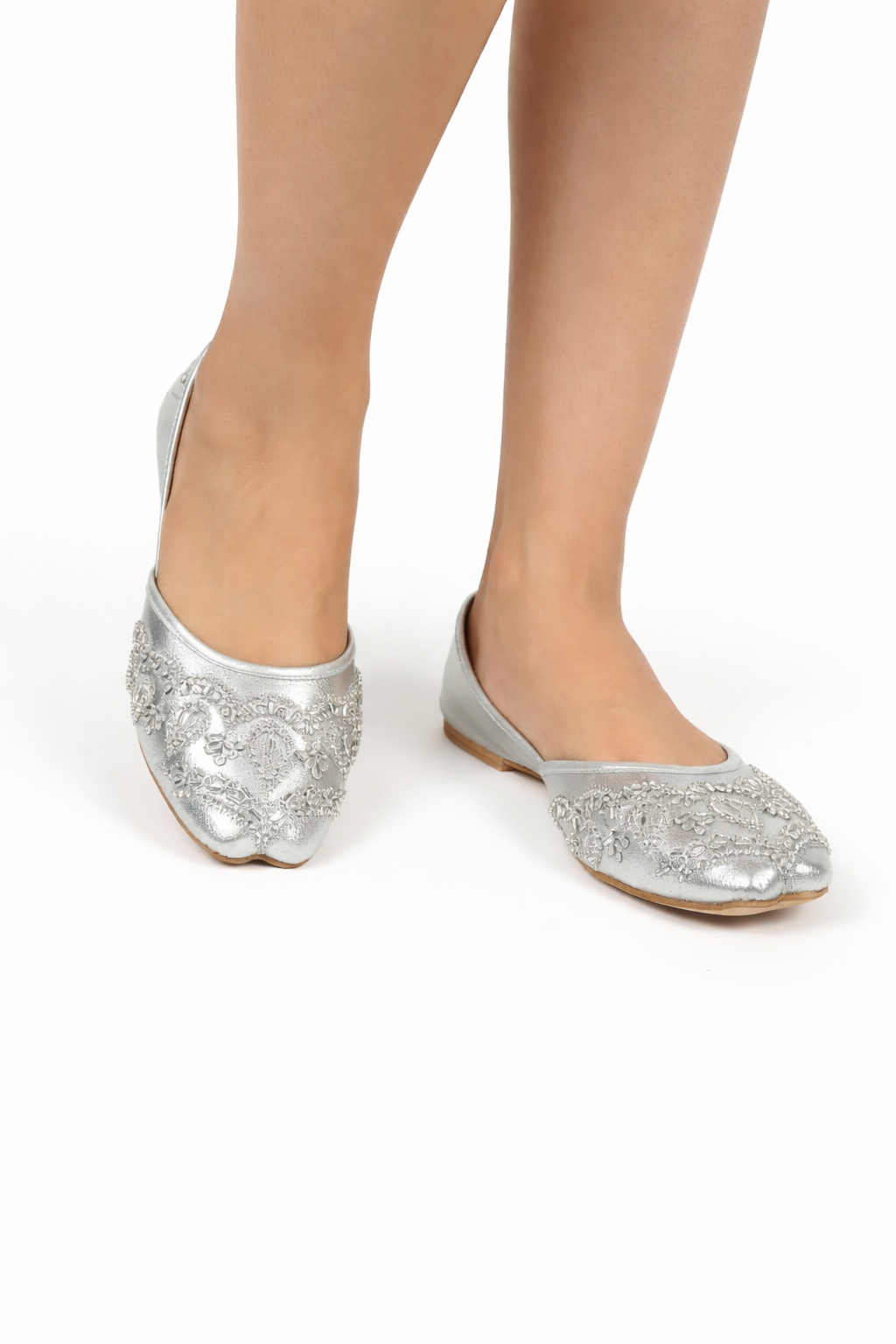 Silver Embroidered Shoes د سپينو ګنډل شوو بوټانو