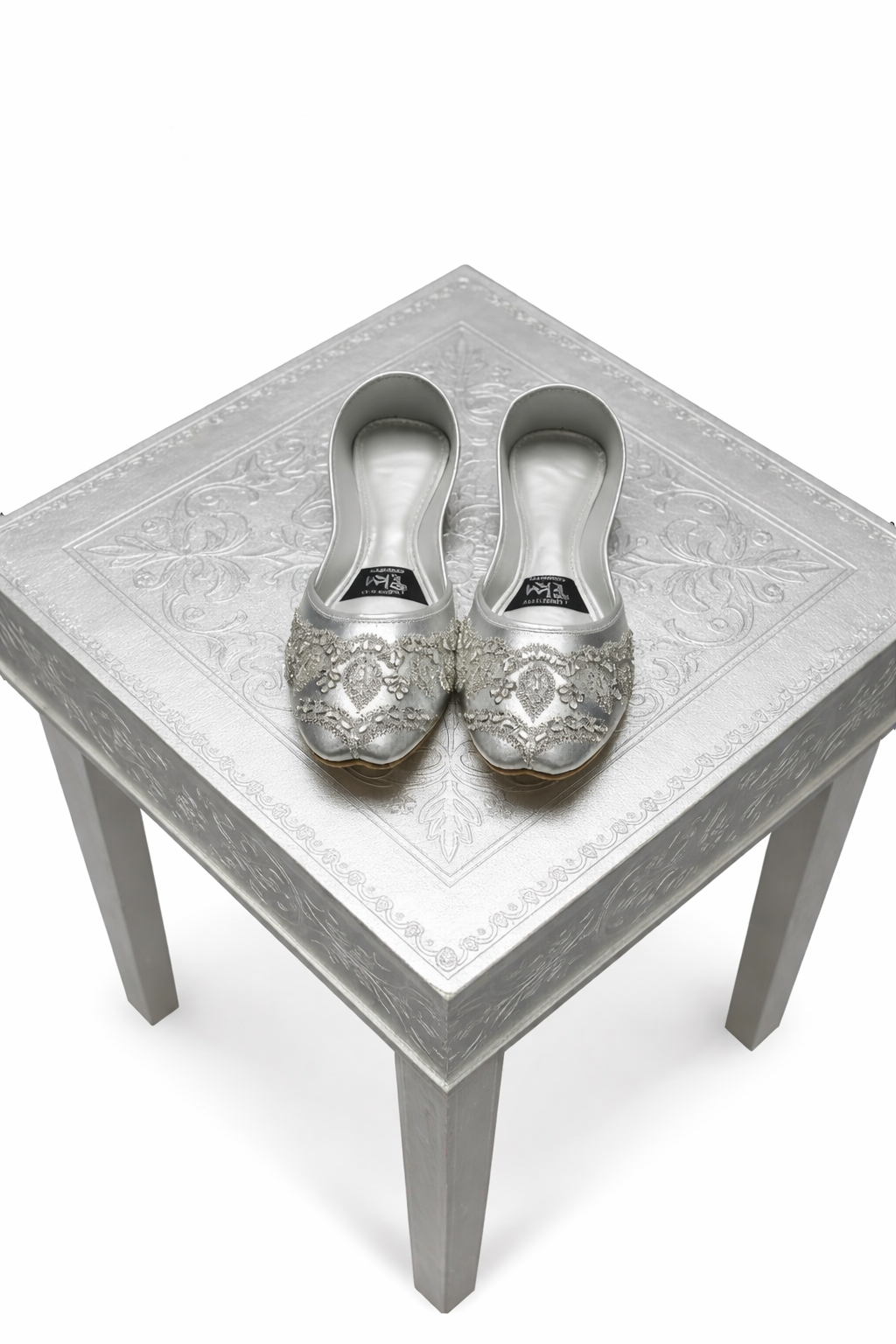 Silver Embroidered Shoes د سپينو ګنډل شوو بوټانو